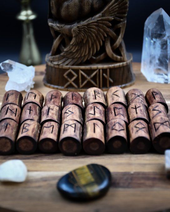 Jeu de runes Futhark ancien.